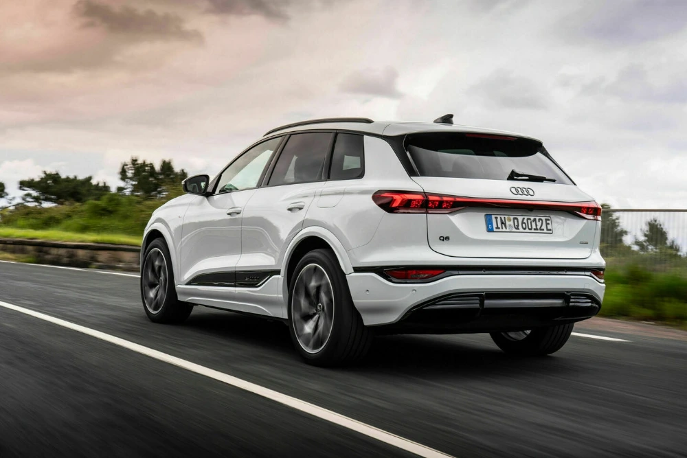 audi q6 e-tron w trakcie jazdy