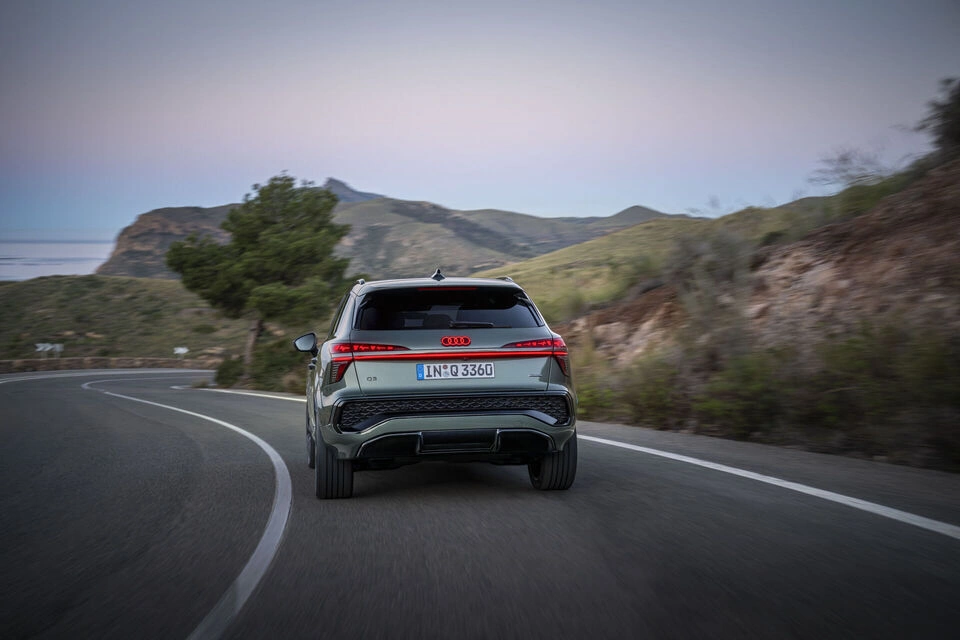 drążek zmiany biegów samochodu, widok na stronę kierowcy