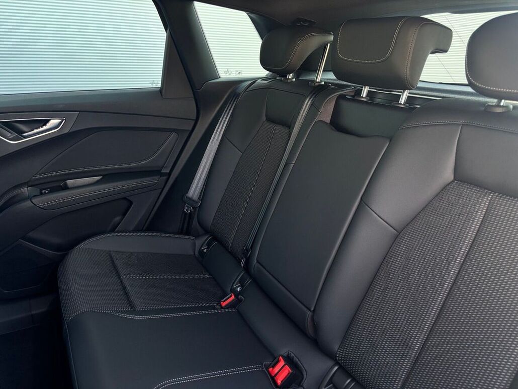 AUDI Q4
