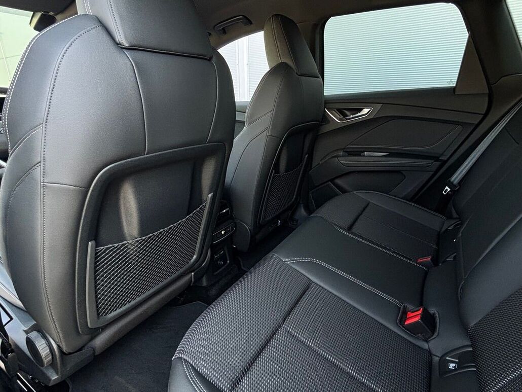 AUDI Q4