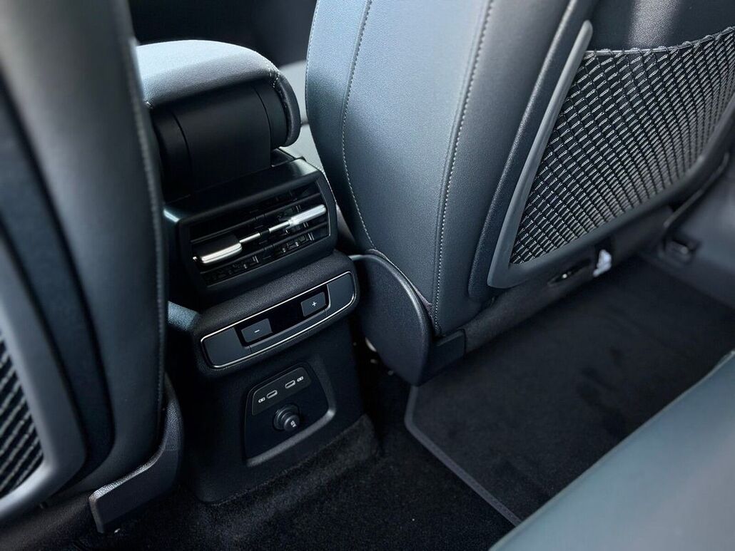 AUDI Q4