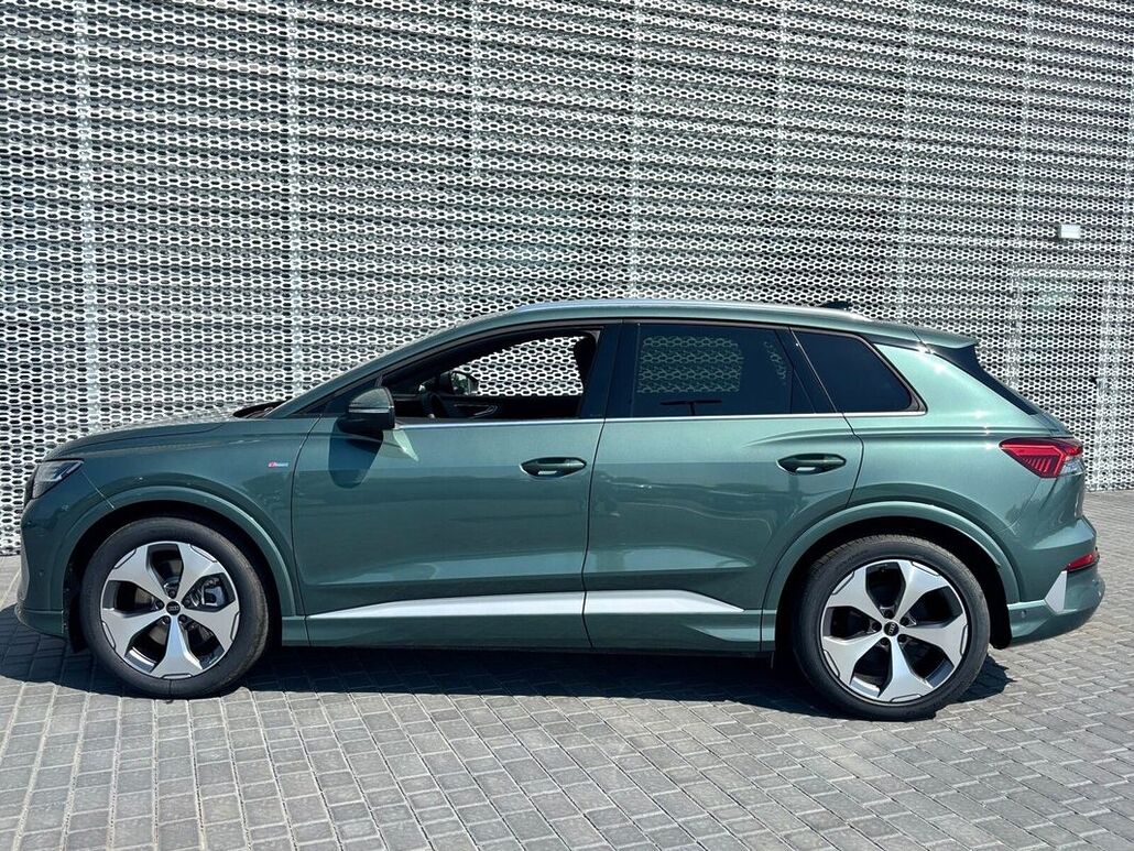 AUDI Q4