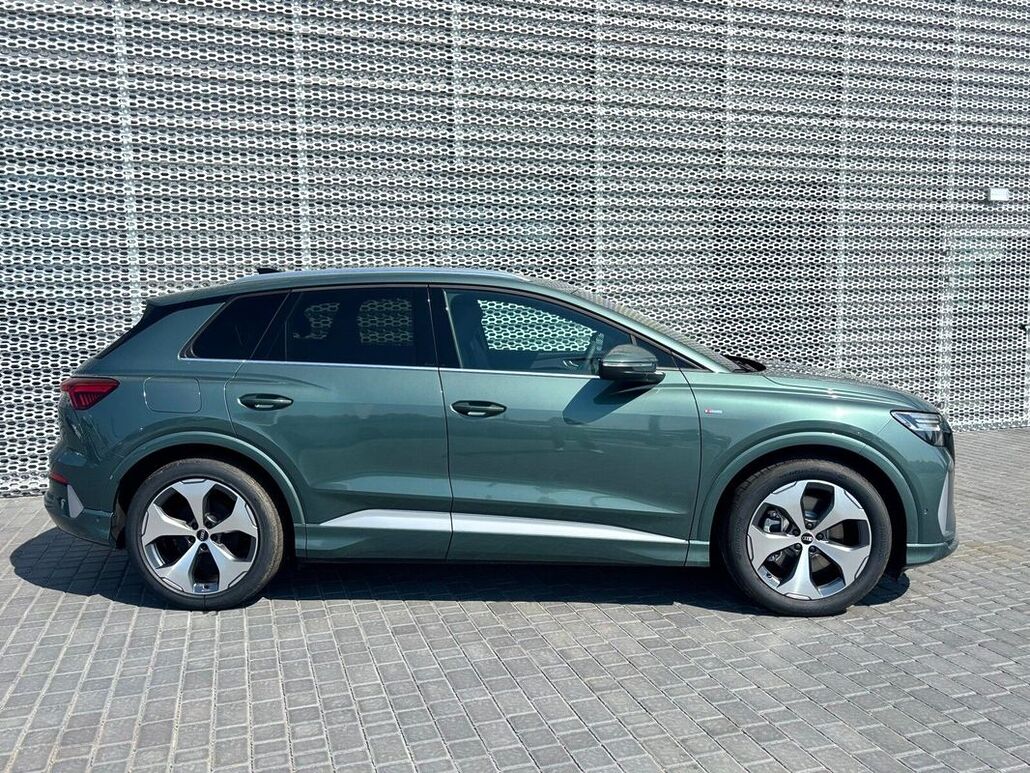AUDI Q4