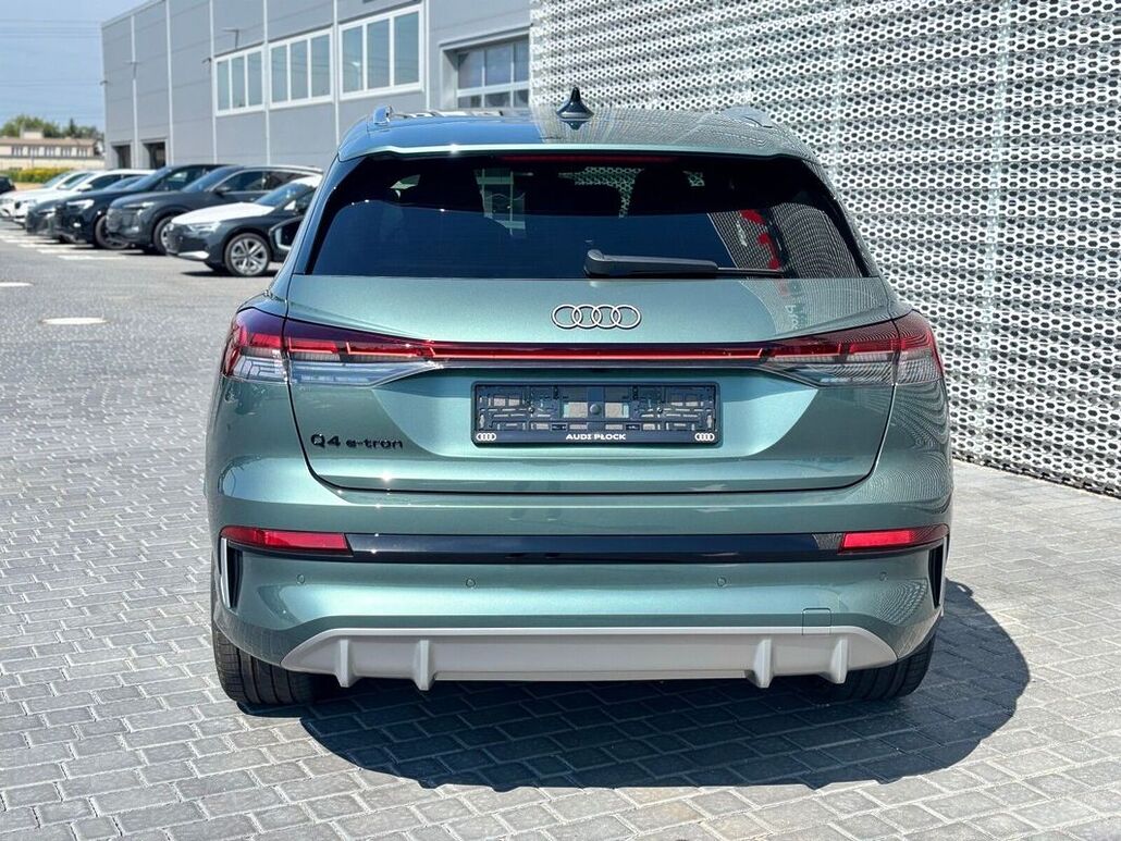 AUDI Q4