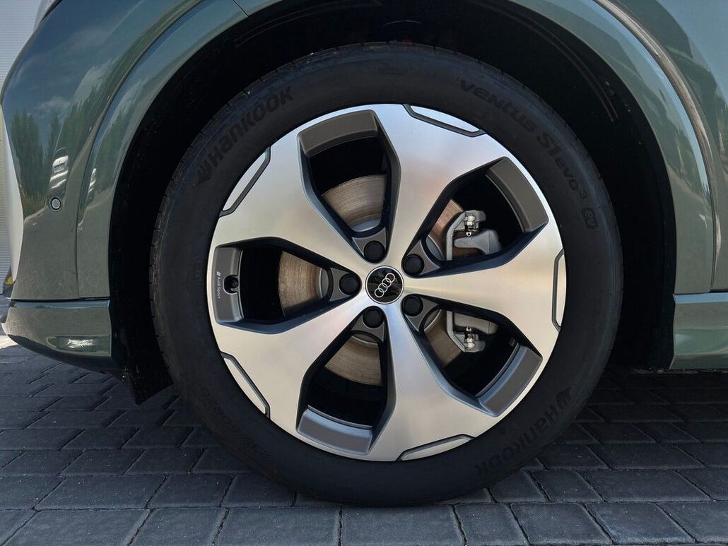 AUDI Q4